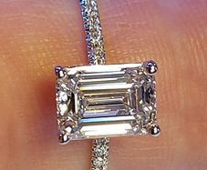 14k Gold ring with 2 ct Lab-Grown Diamond, 1.8 ct main diamond cerified by IGI and Laser inscripted 3 x Excellent