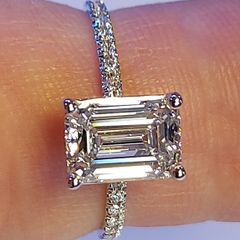 14k Gold ring with 2 ct Lab-Grown Diamond, 1.8 ct main diamond cerified by IGI and Laser inscripted 3 x Excellent