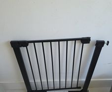 Noma Pressure Fit Stair Gate in Black