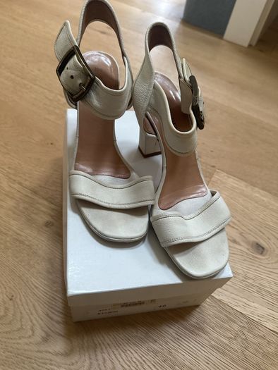 Cream Sandals by Isabella Rey of Italy