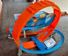 Hot Wheels Massive Loop Mayhem Track Set