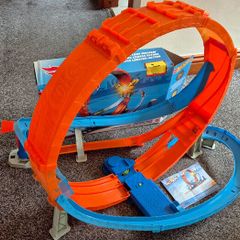 Hot Wheels Massive Loop Mayhem Track Set