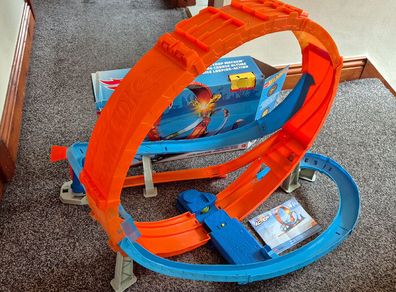 Hot Wheels Massive Loop Mayhem Track Set