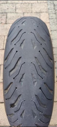 Motorcycle Tyre Michelin road 6 .