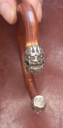 Vintage jewelry is sold individually for 5 to 10 euros