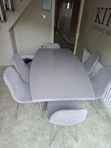 Dining Table & 6 Chairs