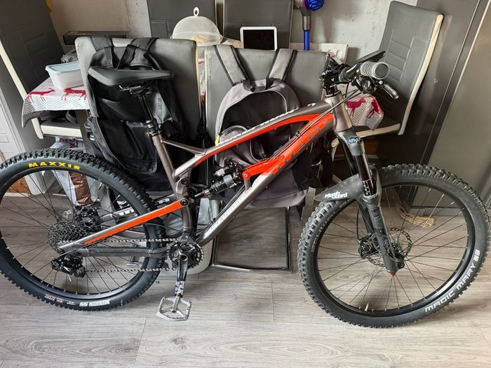 Nukeproof Mega 275 full suspension MTB