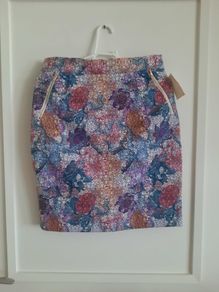 H & M skirt with zip closure and two zipped pockets in excellent condition and new with tags see last two photos for exact measurements FREE STANDARD POSTAGE INCLUDED