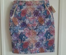H & M skirt with zip closure and two zipped pockets in excellent condition and new with tags see last two photos for exact measurements FREE STANDARD POSTAGE INCLUDED