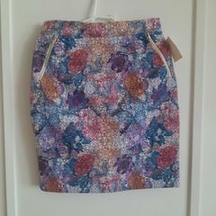 H & M skirt with zip closure and two zipped pockets in excellent condition and new with tags see last two photos for exact measurements FREE STANDARD POSTAGE INCLUDED