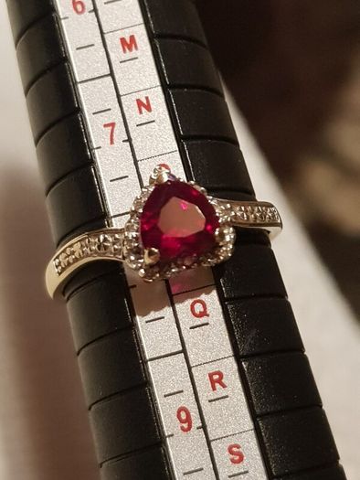 9 ct  gold ring Rubies and diamonds