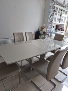 Extendable dining table set