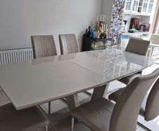 Extendable dining table set