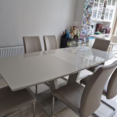 Extendable dining table set