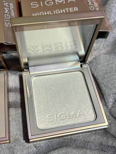Sigma beauty highlighters in savanna and moonbeam BNIB