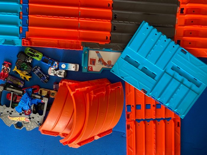 Hot Wheels Track Builder Race Crate with some cars