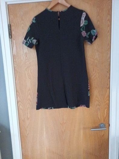 New Look  Black Dress/Floral Pattern.   S.12.