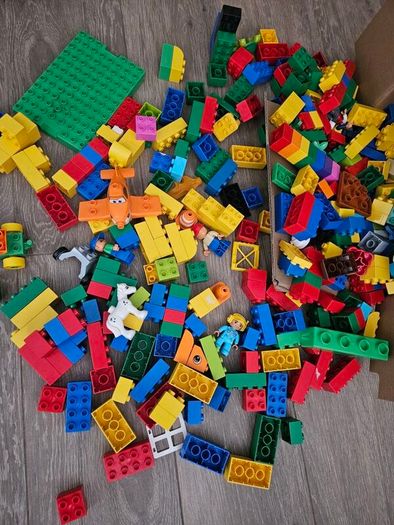Lego Duplo between 800 - 1000 pieces.