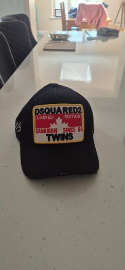 D Squared caps. 15 euro each or 25 for the pair. Bought in London last year. Never worn. Gave 25 euro each.
