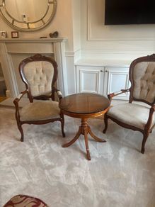 Elegant round Table and 2 chairs