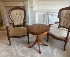 Elegant round Table and 2 chairs