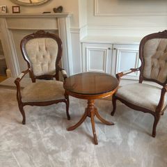 Elegant round Table and 2 chairs