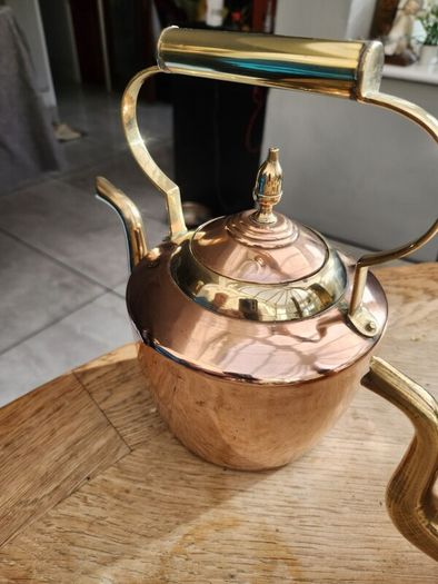 Two antique polished kettles in brass and copper. Stunning.