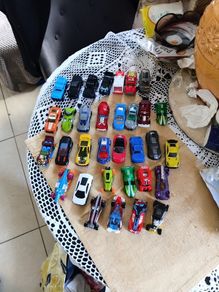 33 Die cast metal collectable cars