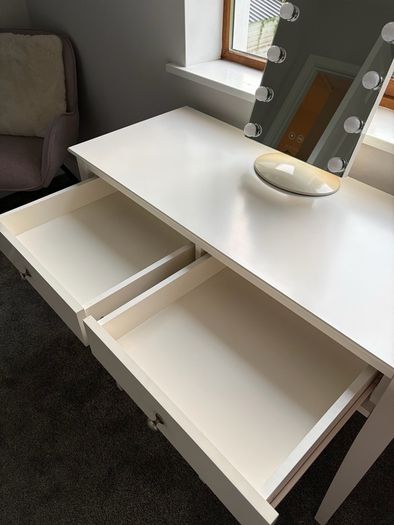 vanity table