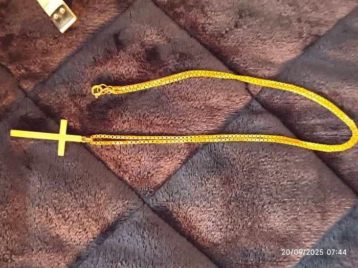9ct gold cross and chain