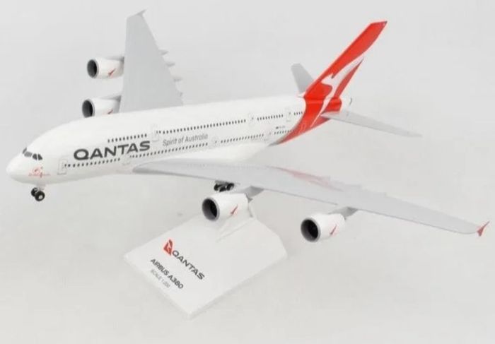 NEW BOXED LARGE Qantas Airbus A380 Scale Model Aircraft
