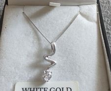 9k white gold pendant