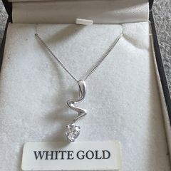 9k white gold pendant