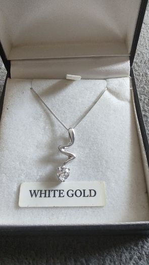 9k white gold pendant