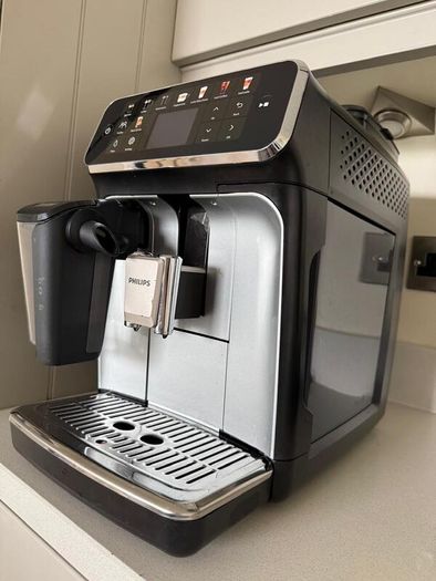 Philips Series 5500 LatteGo Fully Automatic Coffee Machine (EP5546/70) - Mint Condition