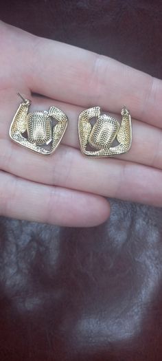 Vintage jewelry is sold individually for 5 to 10 euros