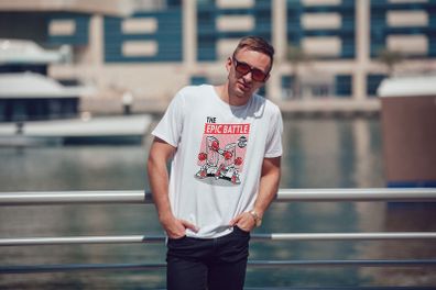 The Epic Battle Men's T-shirt Tee Top Shirt Funny Apple Samsung Phone T-shirt