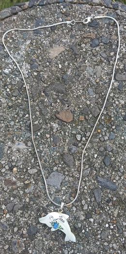 Vintage jewelry is sold individually for 5 to 10 euros