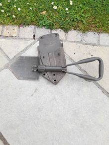 Handy folding military shovel