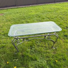 Free glass table