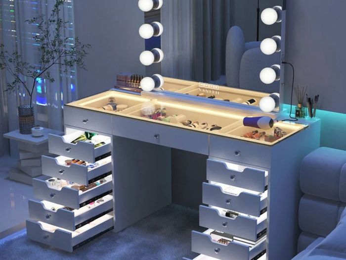 hollywood make up table