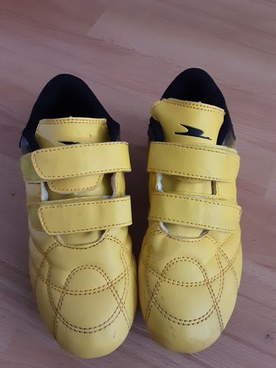 Football Boots/Junior Yellow Football Boots .. Size: 12 UK/FINAL Price Drop