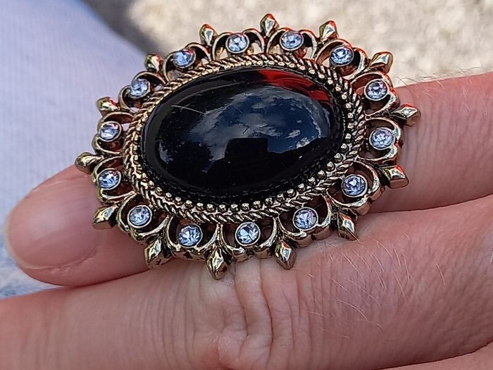 Vintage jewelry is sold individually for 5 to 10 euros