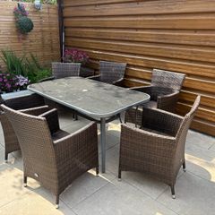 Garden Top glass table and x6 wicker chairs