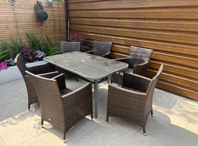 Garden Top glass table and x6 wicker chairs