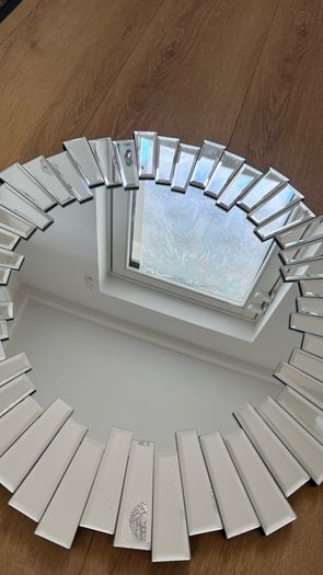 Round mirror