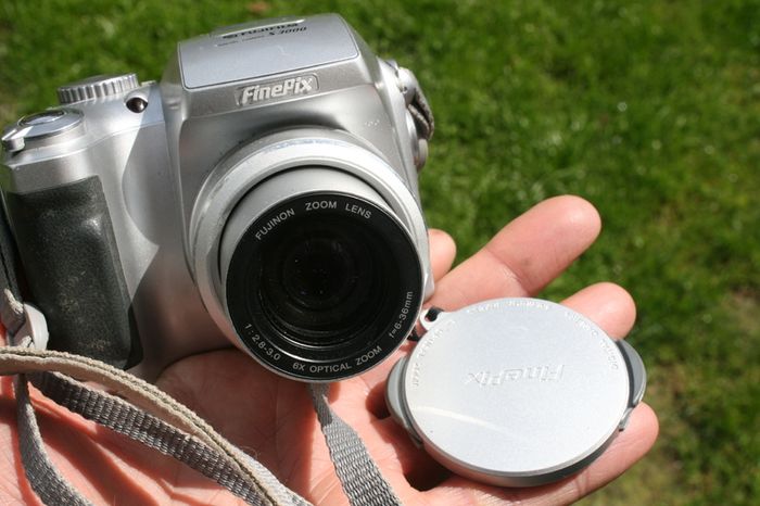 Fujifilm FinePix S3000 3.2MP 6x Zoom Mini SLR Style Digital Camera