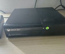 Xbox 360 E Console 500GB with Power Supply and 007 Game - fully working