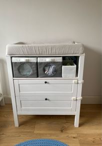 baby change table