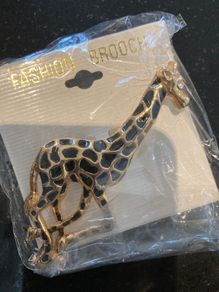 Running giraffe brooch (new, multiple)